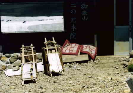 �j�m�r�{��