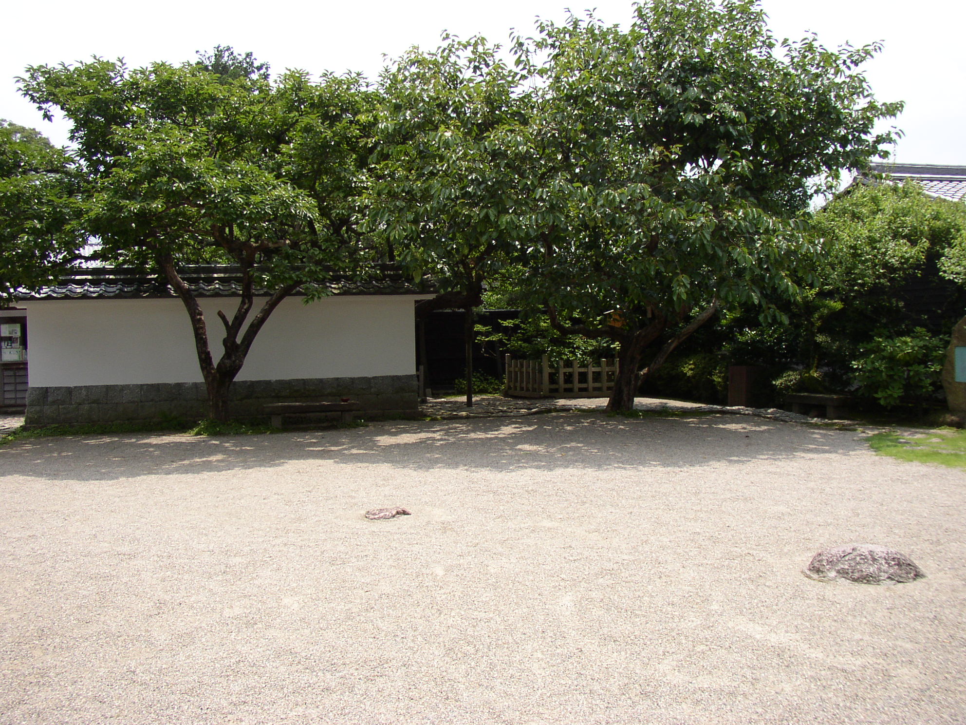 �b��